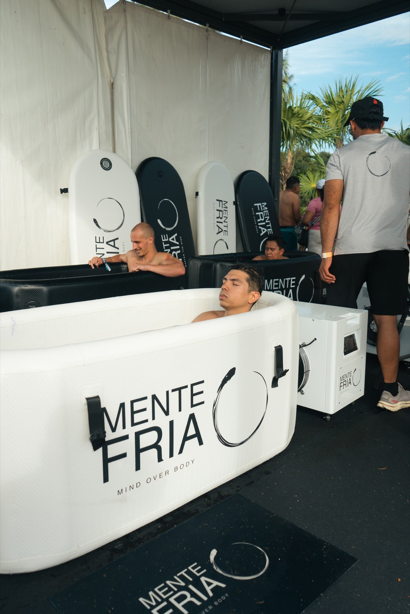 Atletas en los cold plunges de Mente Fria