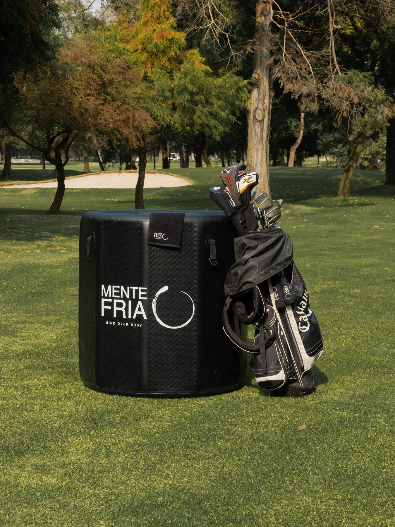 MF Barrel en el campo de golf, junto a la bolsa de palos