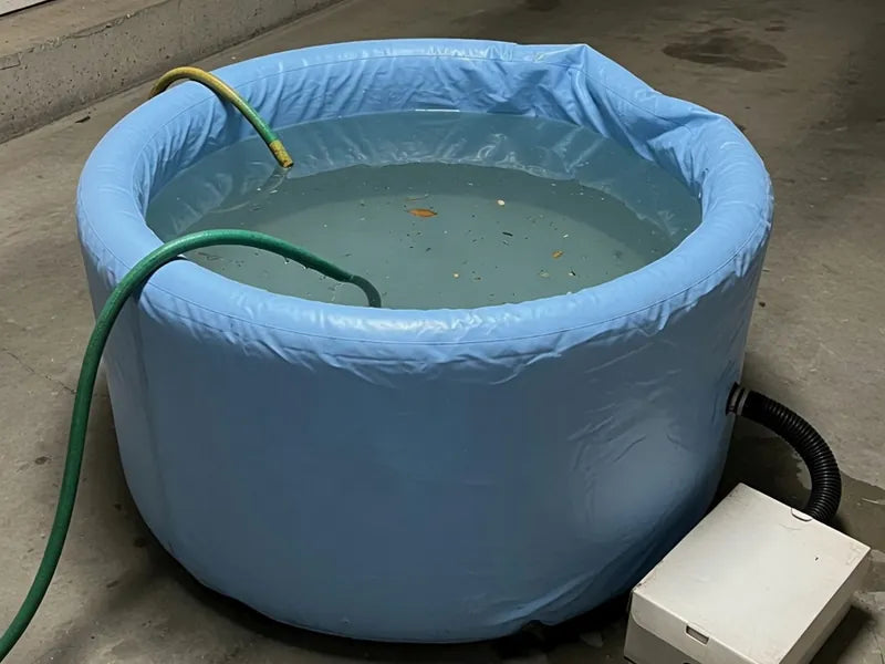 Imagen ilustrativa de una cold plunge inflable genérica en una cochera