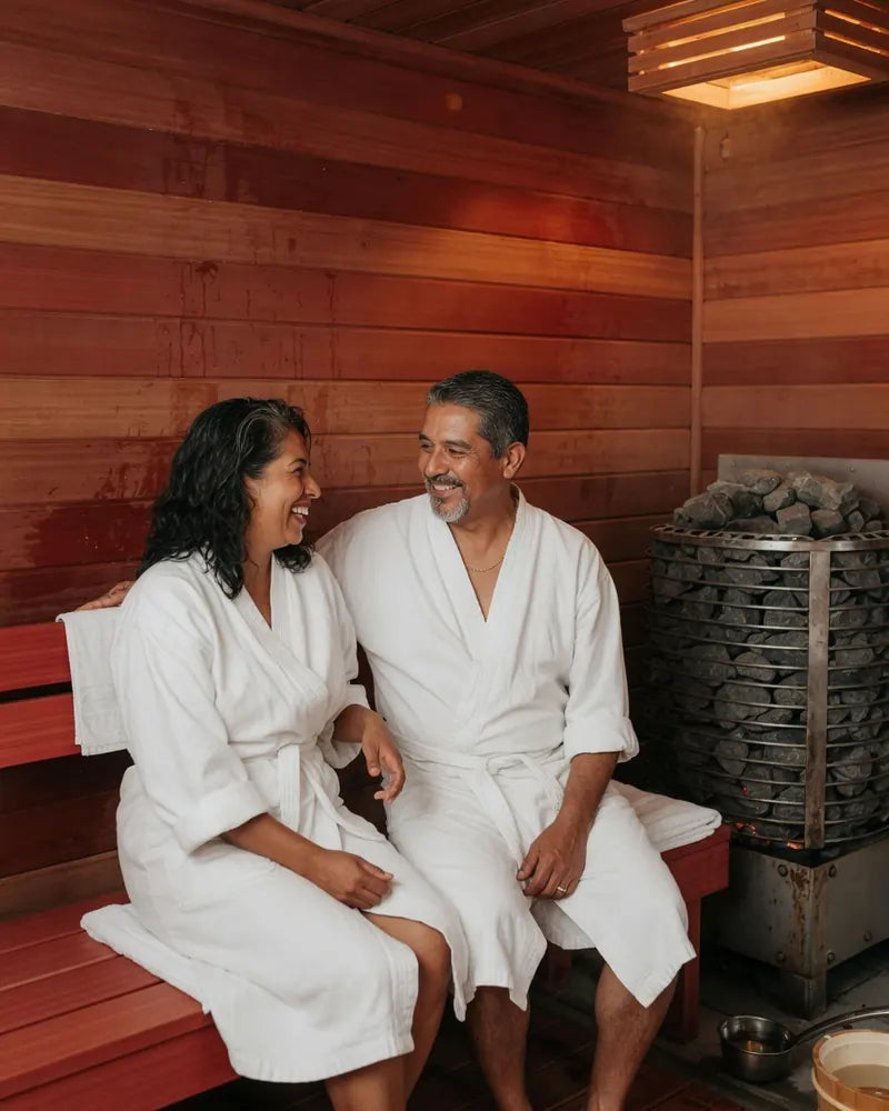 Imagen ilustrativa de una pareja platicando en la banca de un sauna de cedro